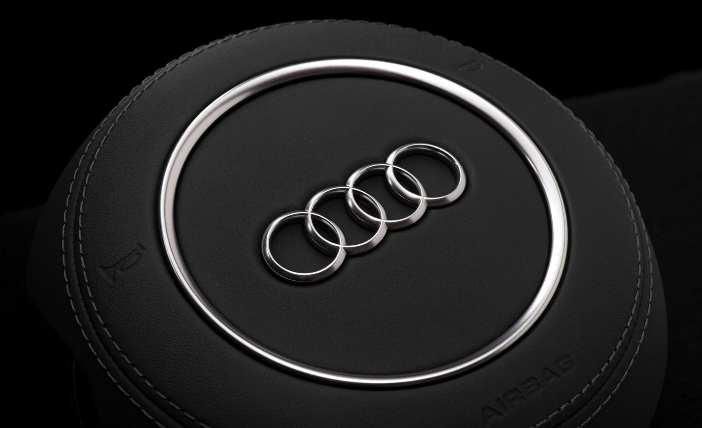 Siloptics® Satin Chrome im Ring und Audi Airbag-Emblem